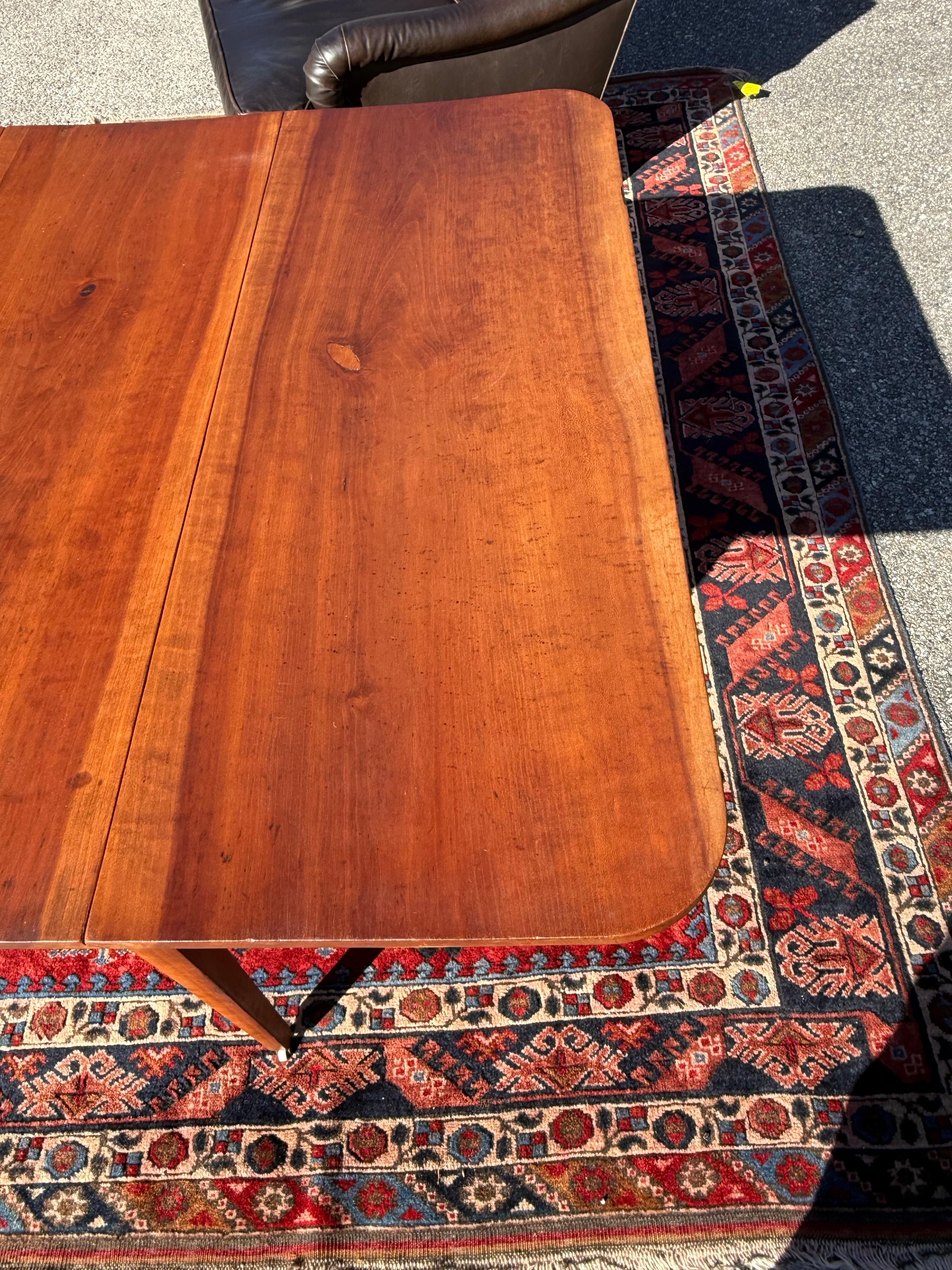 Fédéral Table à abattant en noyer américain du XVIIIe siècle en vente