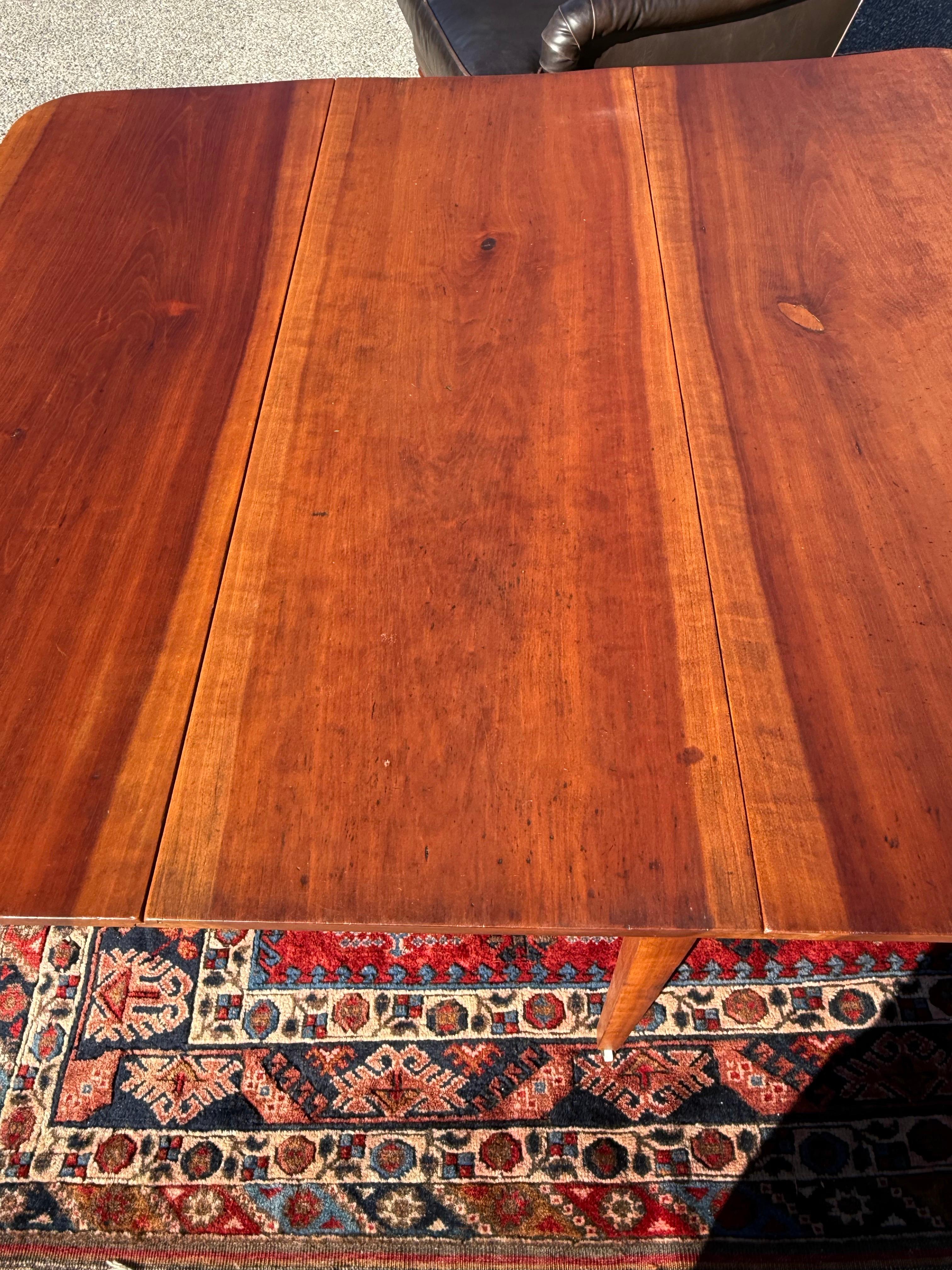 Américain Table à abattant en noyer américain du XVIIIe siècle en vente