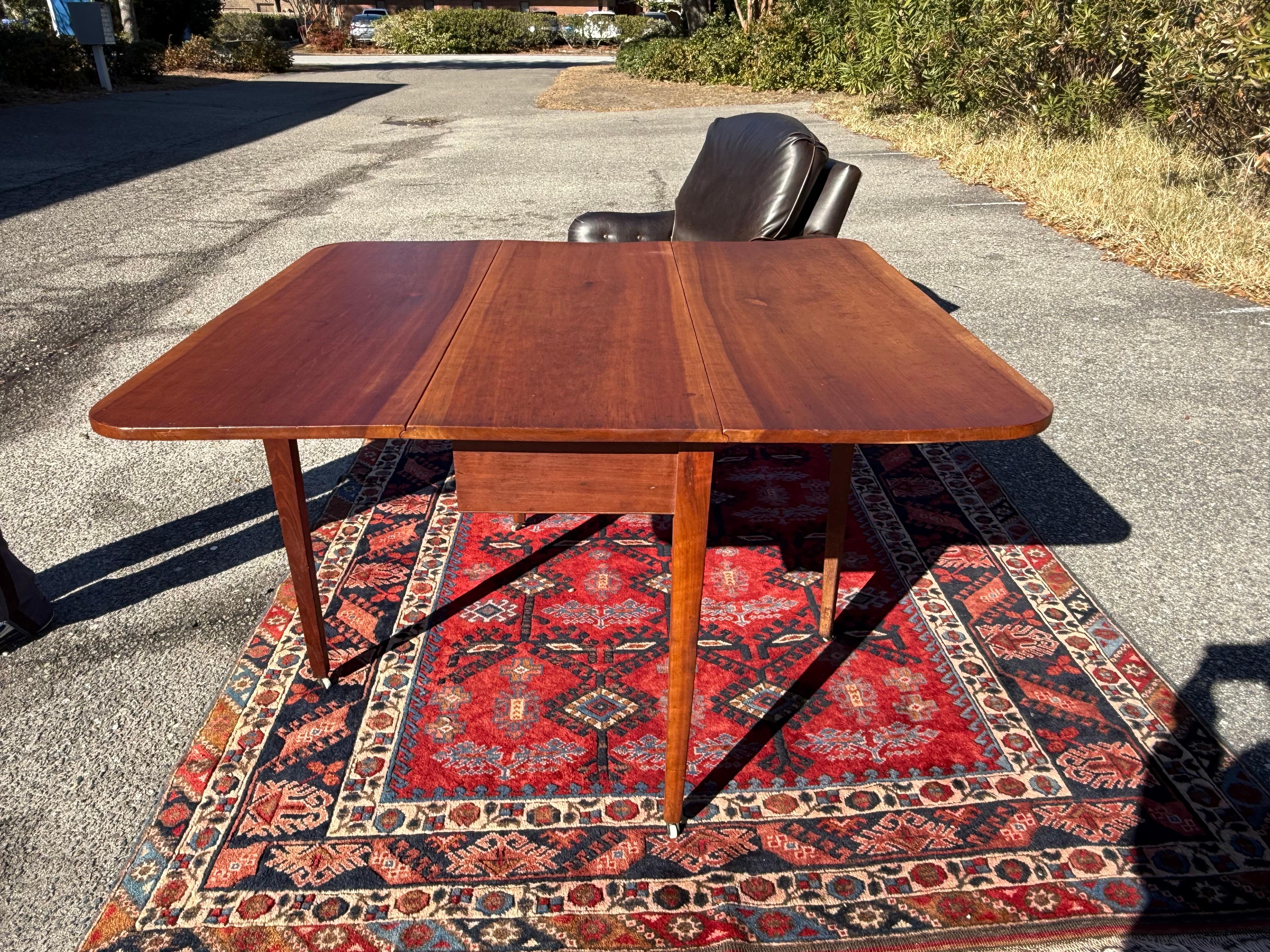Table à abattant en noyer américain du XVIIIe siècle Bon état - En vente à Charleston, SC