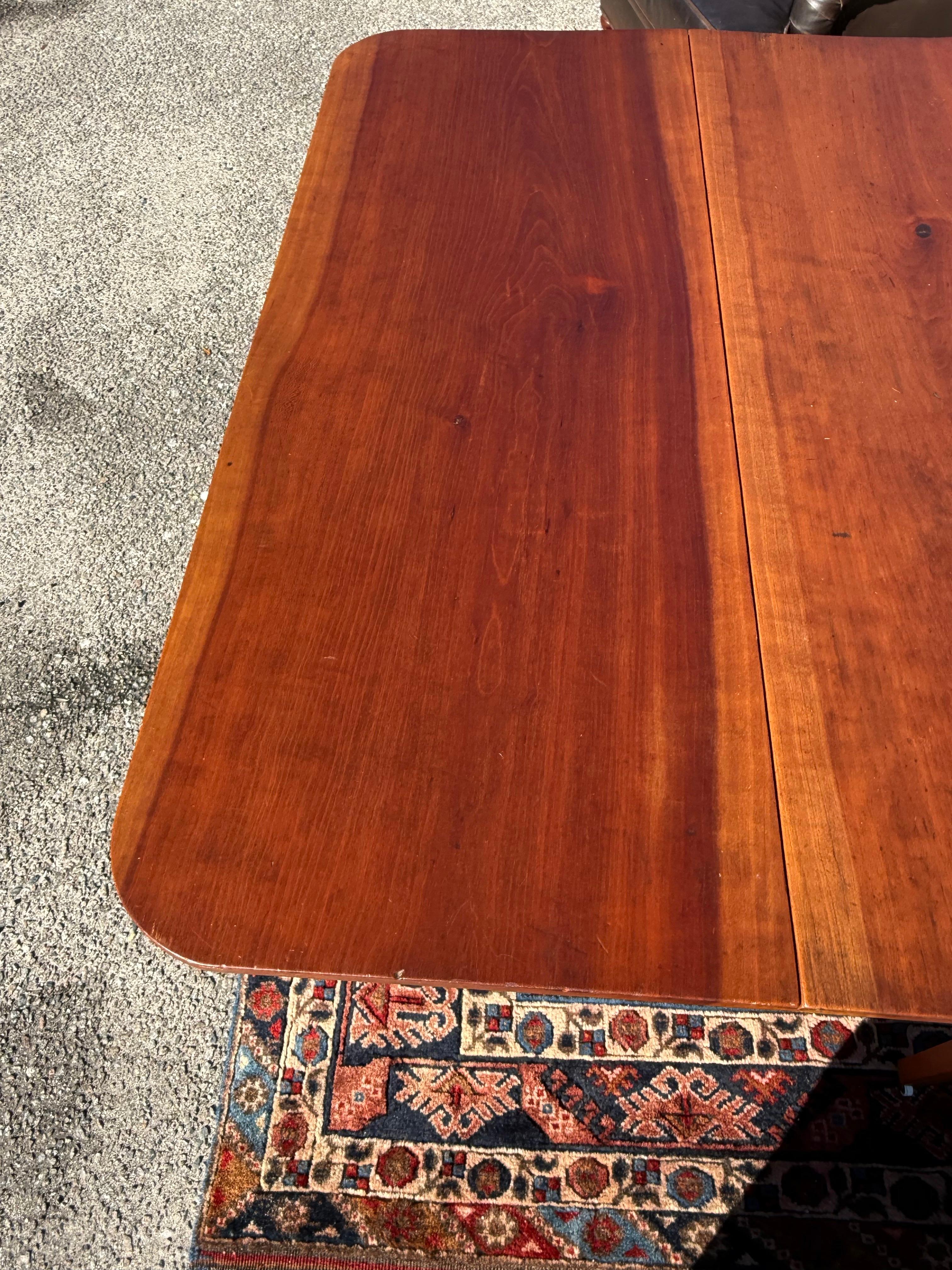 Laiton Table à abattant en noyer américain du XVIIIe siècle en vente