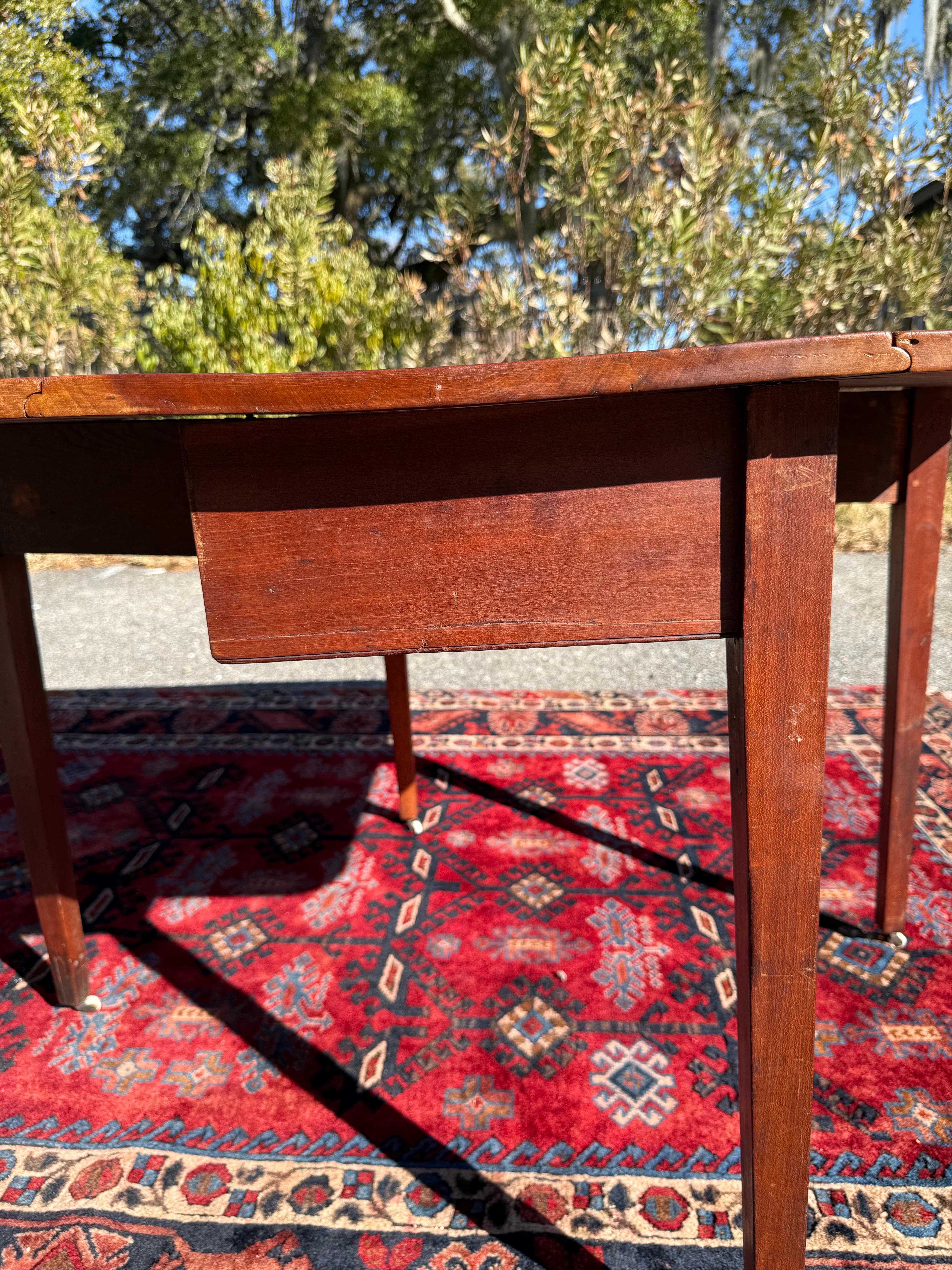 Table à abattant en noyer américain du XVIIIe siècle en vente 1