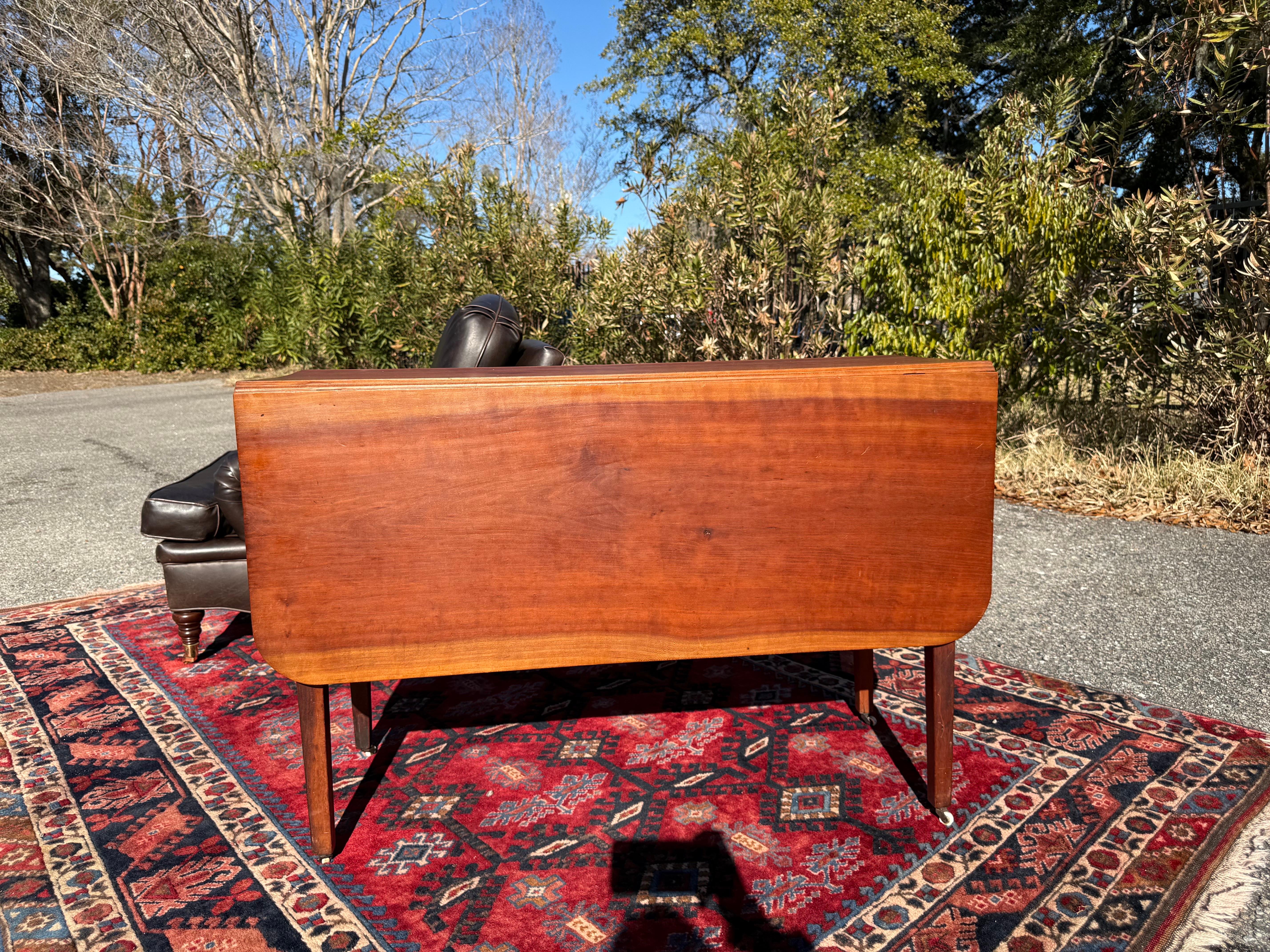 Table à abattant en noyer américain du XVIIIe siècle en vente 3