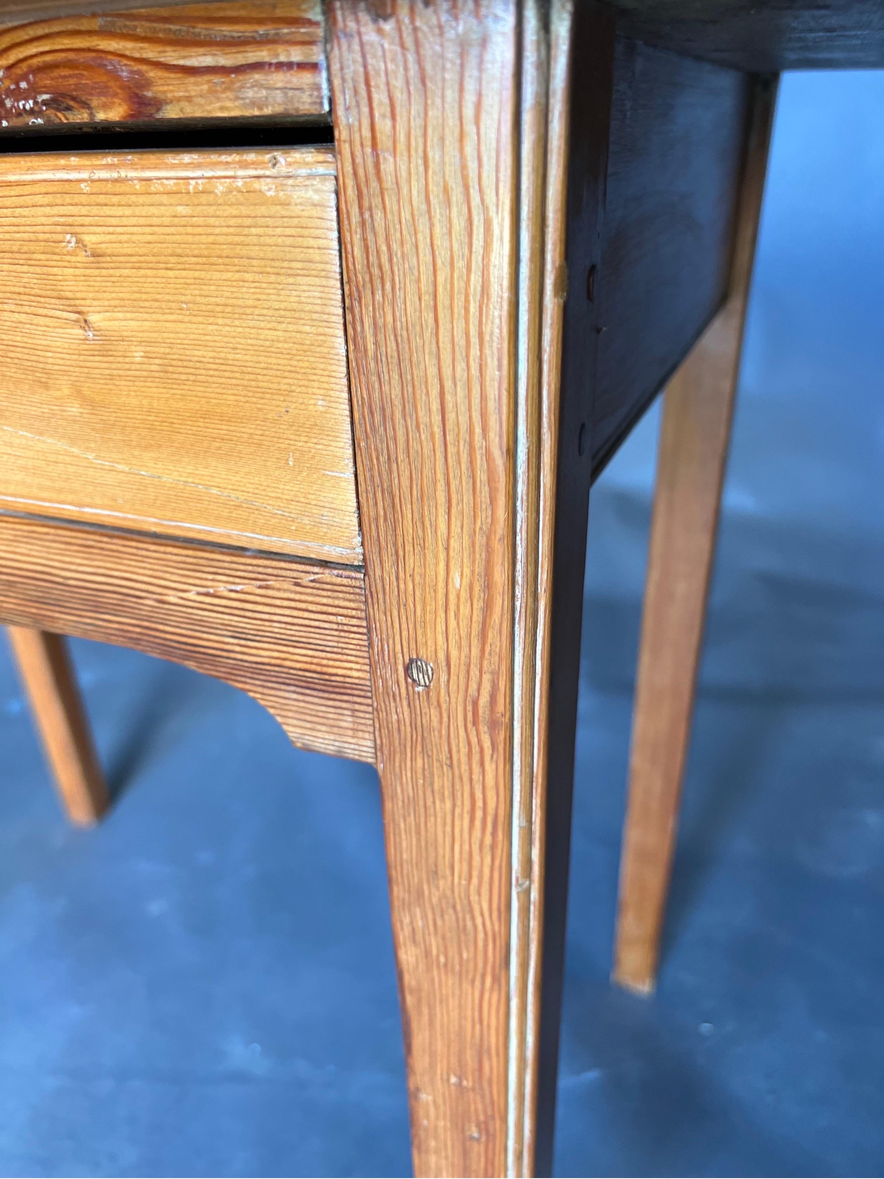 18th Century American Yellow Pine Side Table, Likely Southern In Good Condition For Sale In Charleston, SC