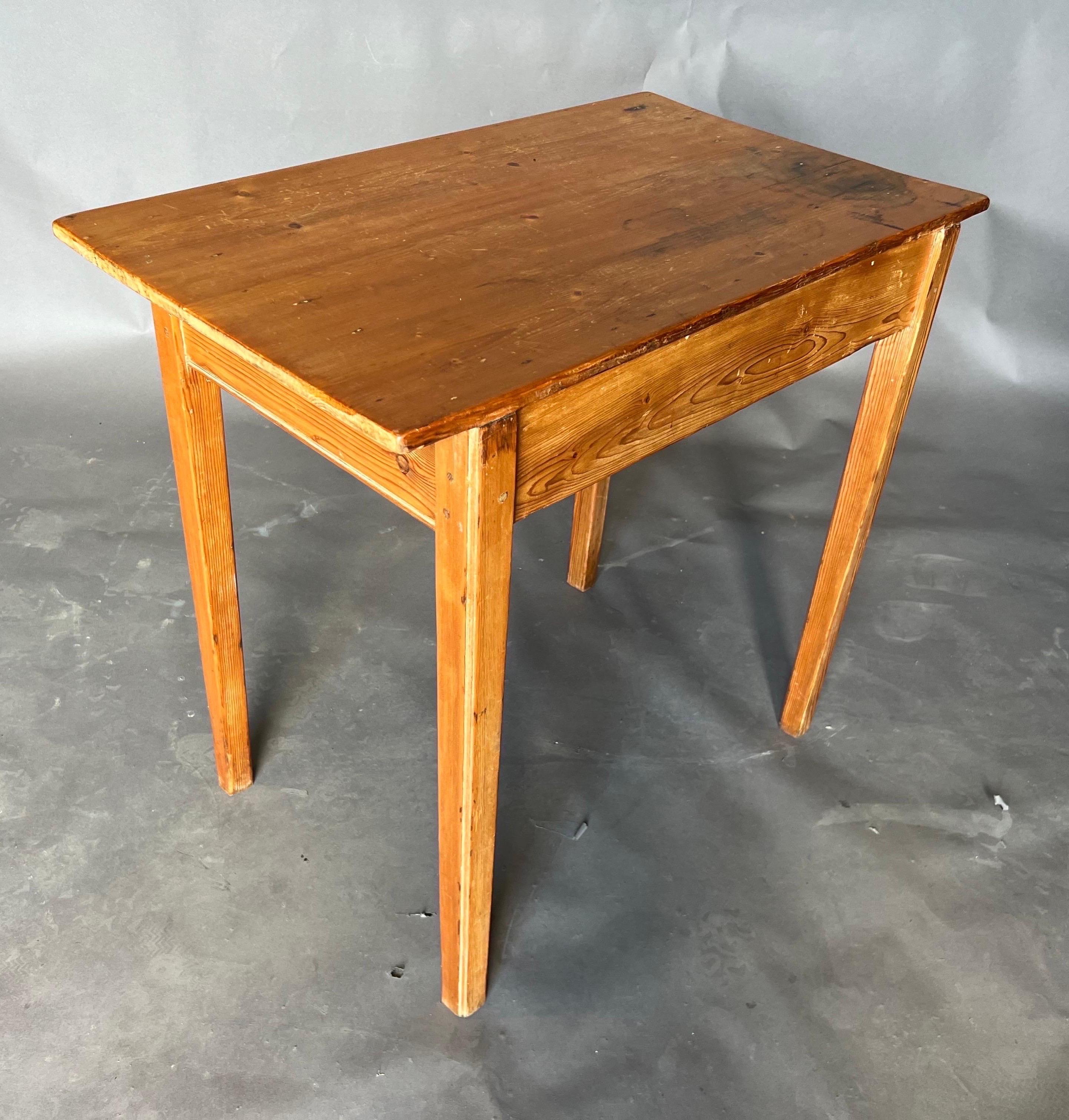 18th Century American Yellow Pine Side Table, Likely Southern For Sale 1