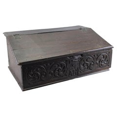 Scrivania inclinata in rovere Anthemion del XVIII secolo