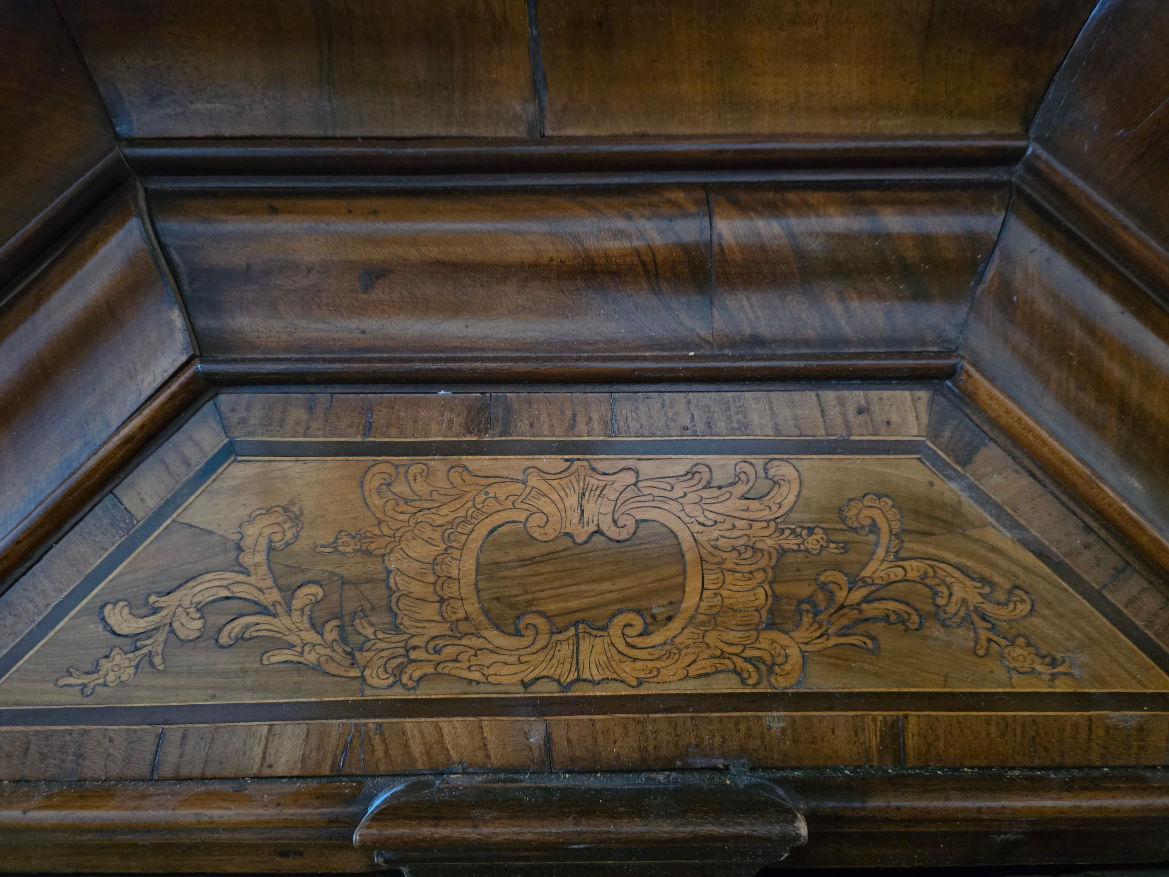 Nous vous présentons cette armoire spéciale dans le style Biedermeier ( Mária Theresia).
Ce meuble est décoré d'une fine marqueterie abstraite.


À propos du 