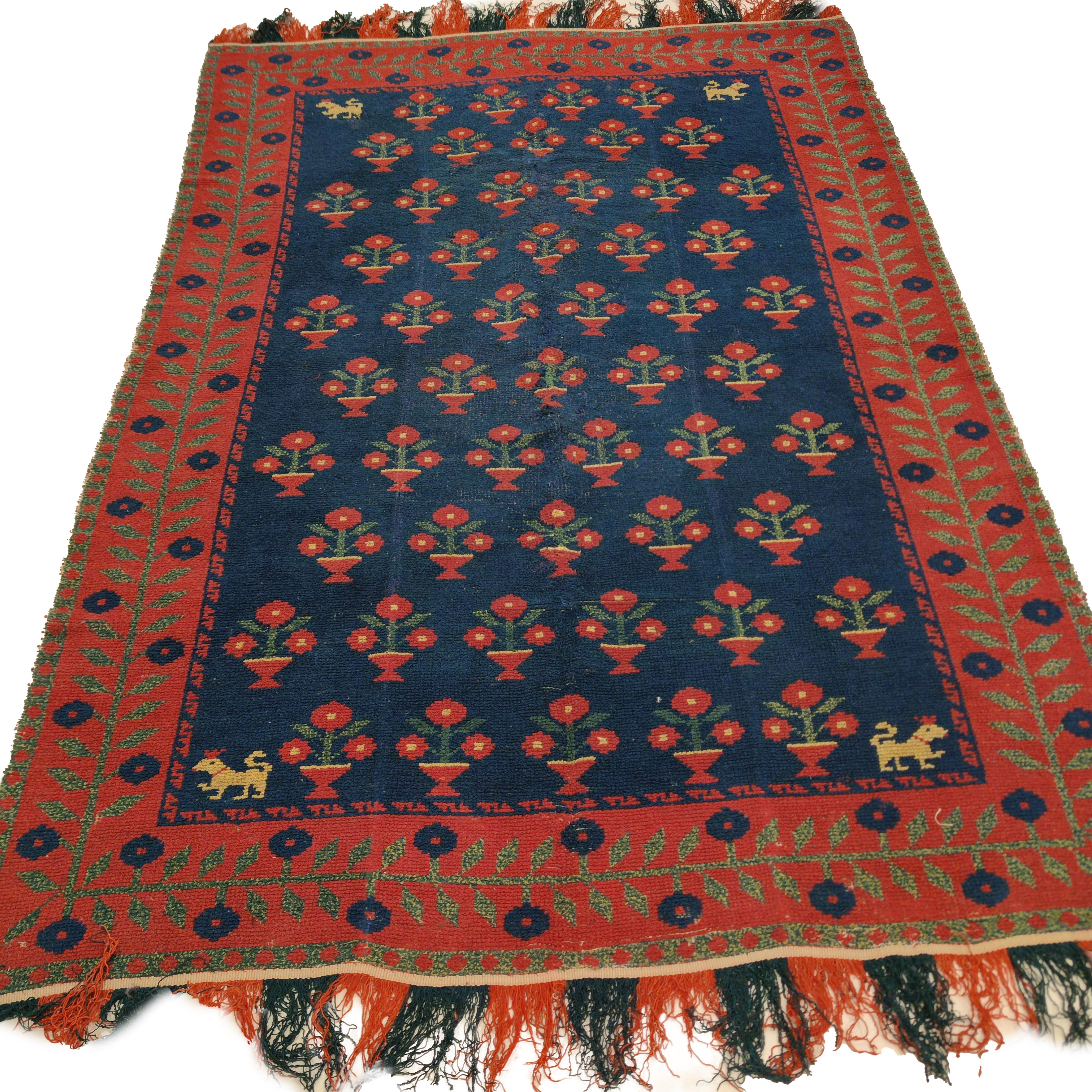 Alpujarra rugs were traditionally woven between the 15th and the 19th centuries in the villages of the Alpujarra district, located in southern Spain in the Granada region. These are woven in wool on a linen foundation by means of a loop pile