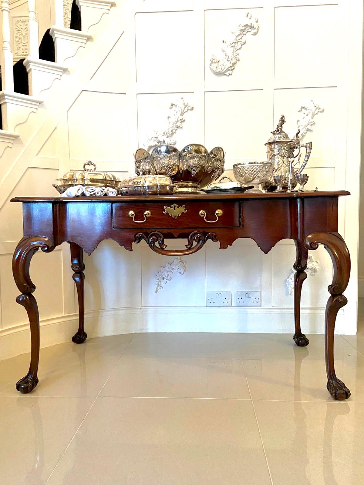 Rare table de service Chippendale américaine présentant un magnifique plateau en acajou avec un bord mouluré, un tiroir au centre avec de très belles poignées en col de cygne et un écusson en laiton d'origine. Il présente une superbe façade en bloc