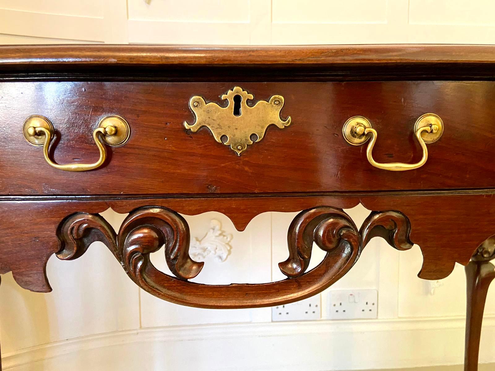 Sculpté à la main Table de service/table d'appoint Chippendale ancienne du 18ème siècle en vente