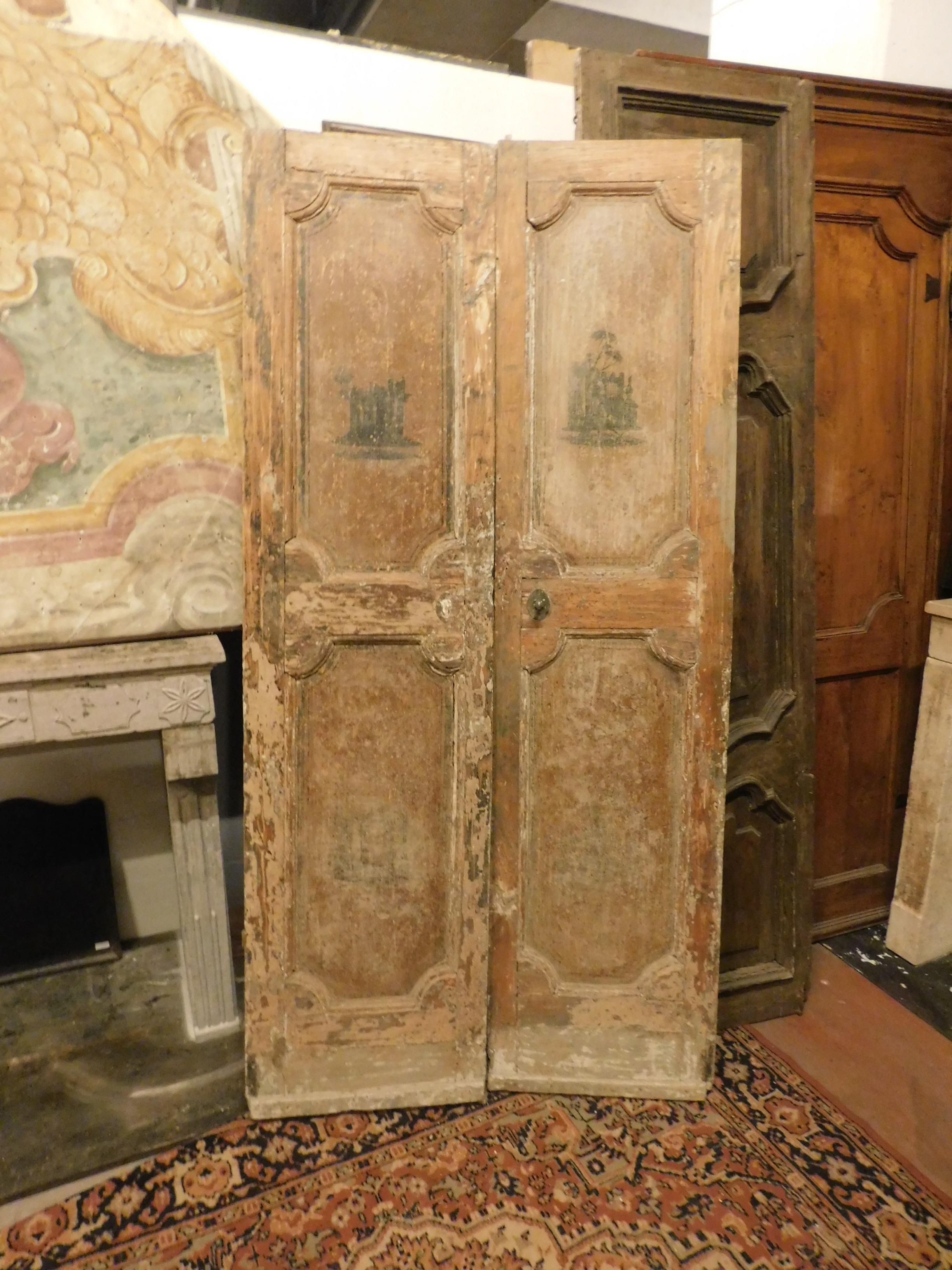 Antique beige lacquered double door with chinoiserie sculptures very popular at the time of the door's invoice, coming from an 18th century noble house of Italy, very beautiful and of great antiquarian value, it will be beautiful with a lightly