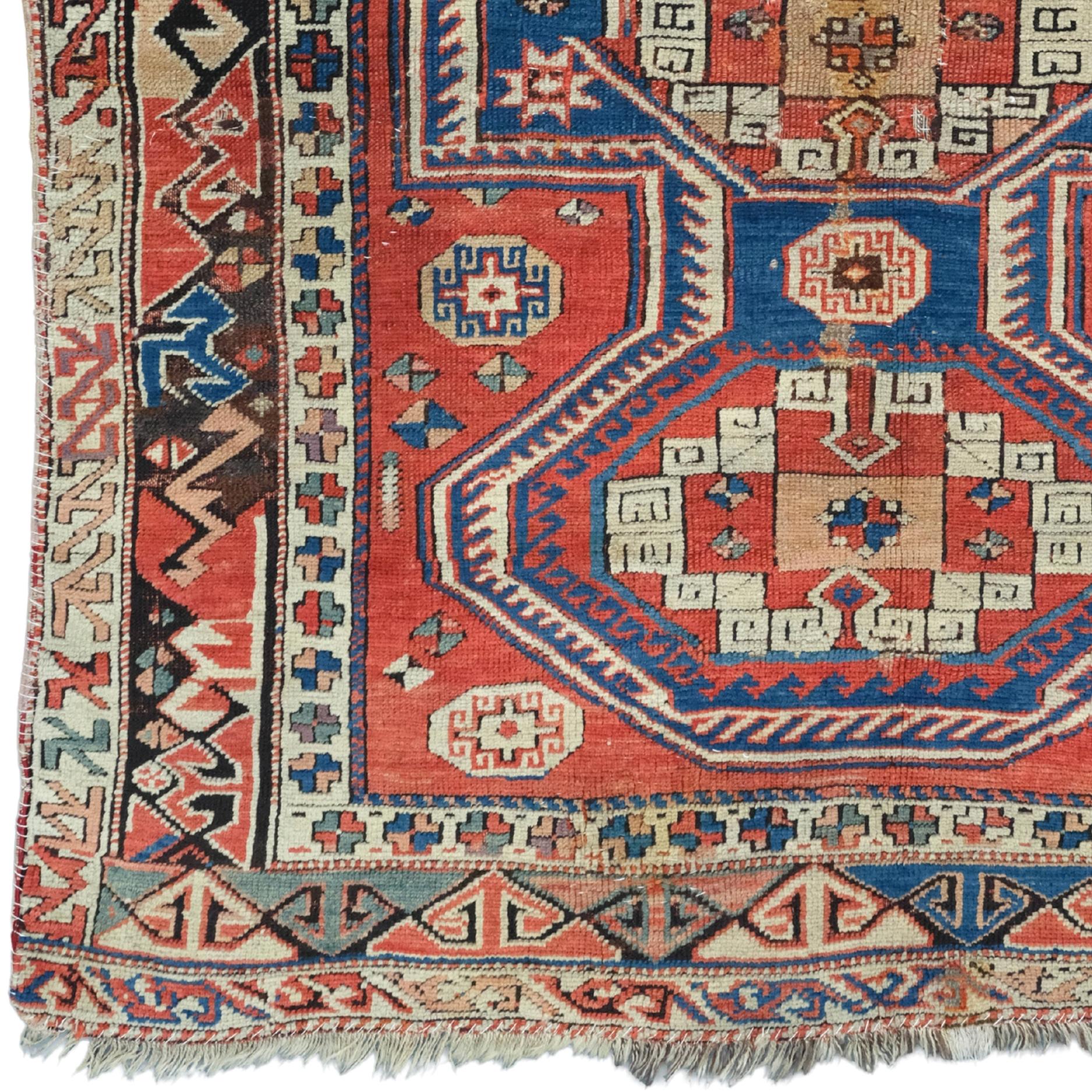 Non è solo un oggetto decorativo: questo tappeto in lana Bergama è un'opera d'arte unica che porta con sé la secolare eredità tessile dell'Anatolia. Questo tappeto tessuto a mano, che spicca per le sue dimensioni di 155x185 cm, presenta tre grandi