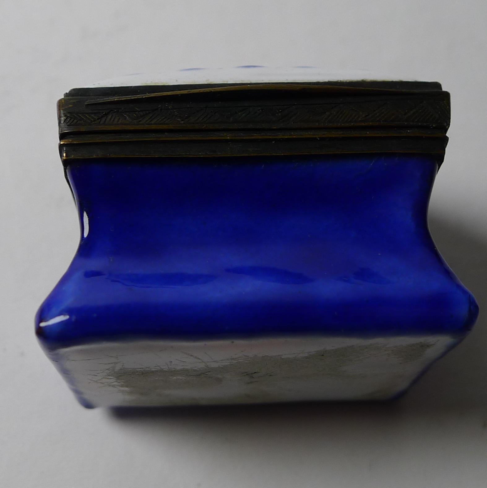 A truly fine example of an 18th century South Staffordshire Bilston Enamel Patch Box. Made circa 1760.

Beautifully made on a rich blue ground and white interior. Motto on hinged cover reads 