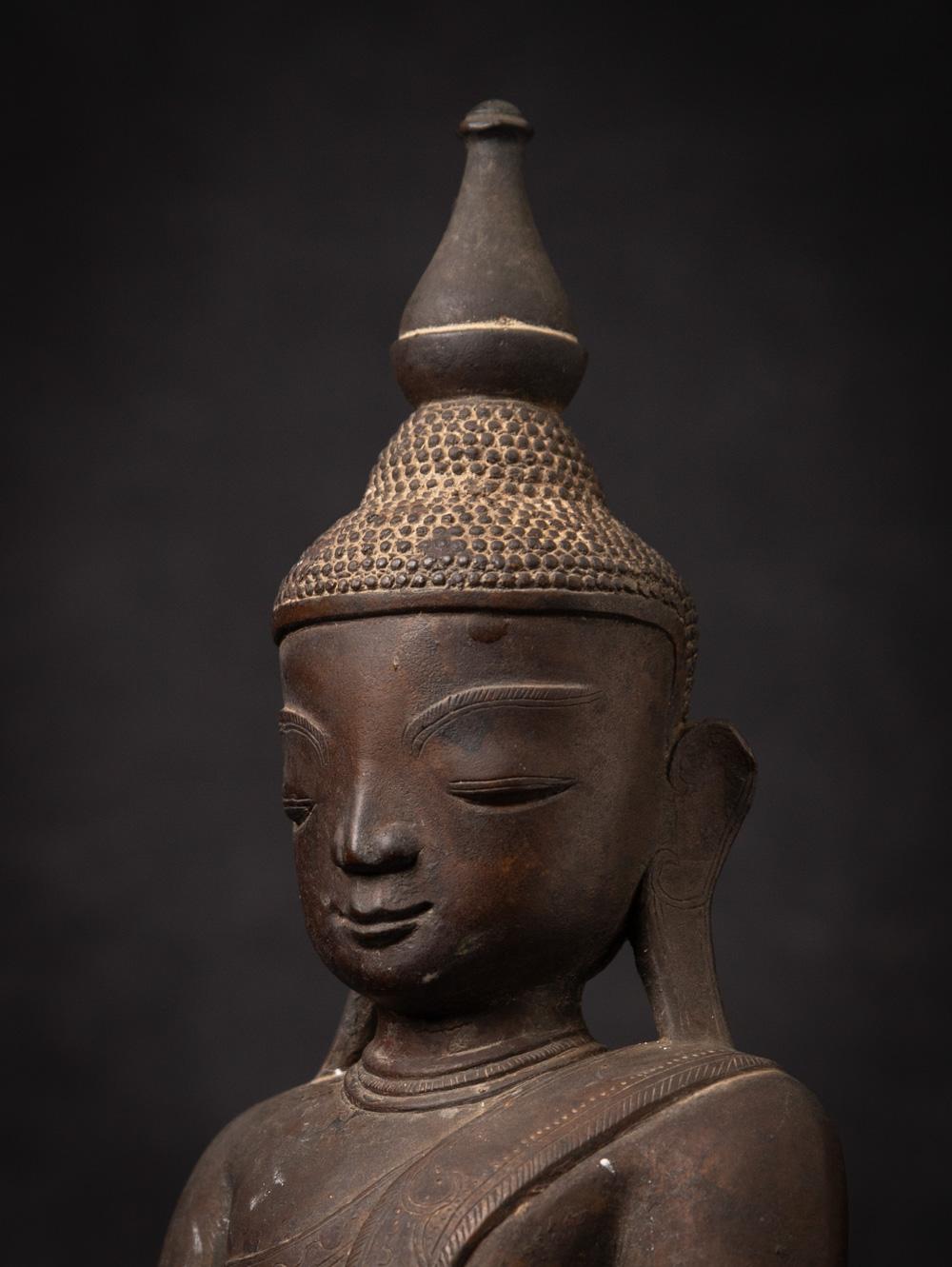18th century Antique bronze Burmese Buddha statue from Burma For Sale 5