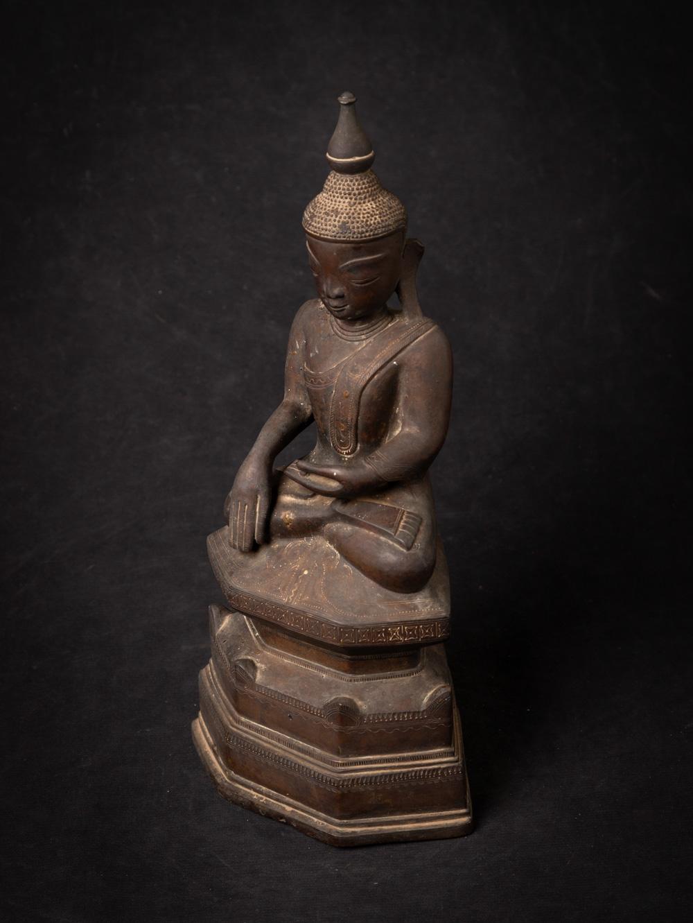 18th century Antique bronze Burmese Buddha statue from Burma For Sale 6