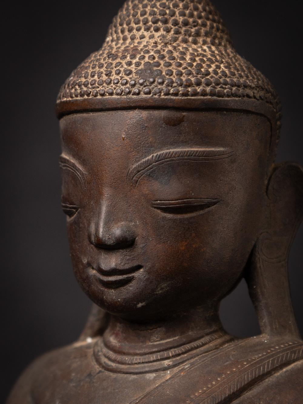 18th century Antique bronze Burmese Buddha statue from Burma For Sale 8