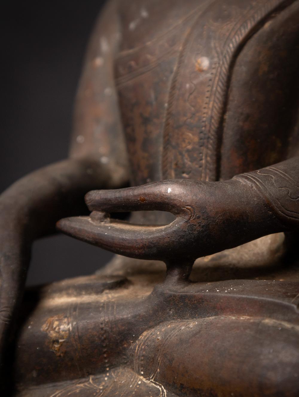 18th century Antique bronze Burmese Buddha statue from Burma For Sale 9