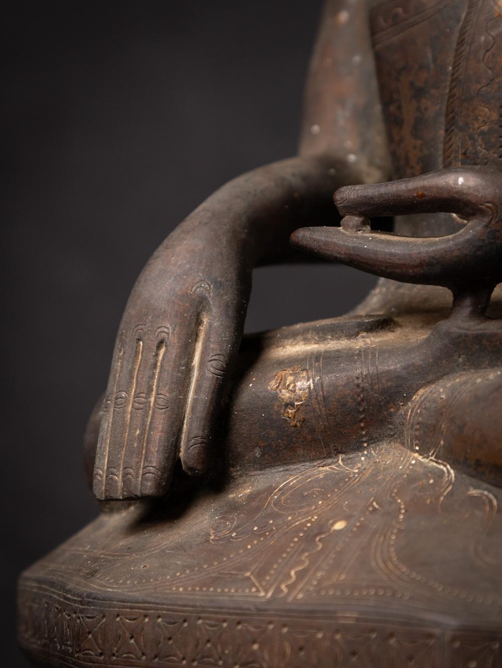 18th century Antique bronze Burmese Buddha statue from Burma For Sale 10