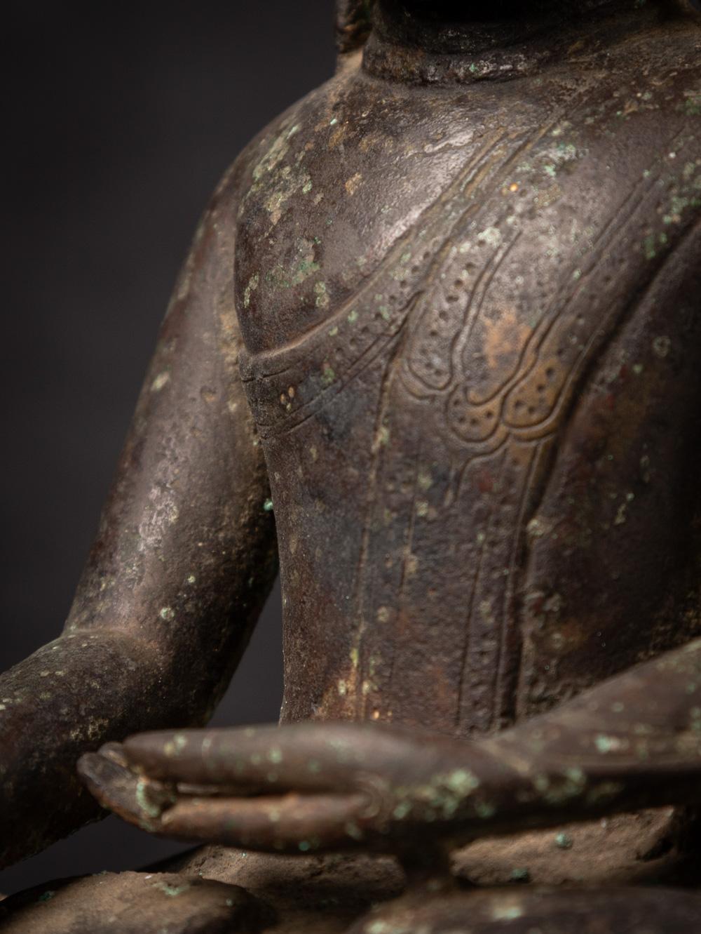 statue de Bouddha birman du 18e siècle en bronze ancien provenant de Birmanie en vente 11