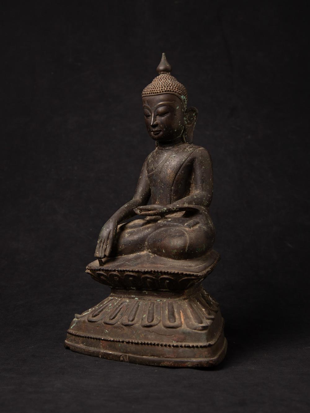 Statue de Bouddha birman en bronze ancien
Matière : bronze
33,8 cm de hauteur
20,3 cm de large et 13,4 cm de profondeur
Style Shan (Tai Yai)
Bhumisparsha mudra
18ème siècle
Poids : 4,96 kgs
Originaire de Birmanie
Nr : 3822-6