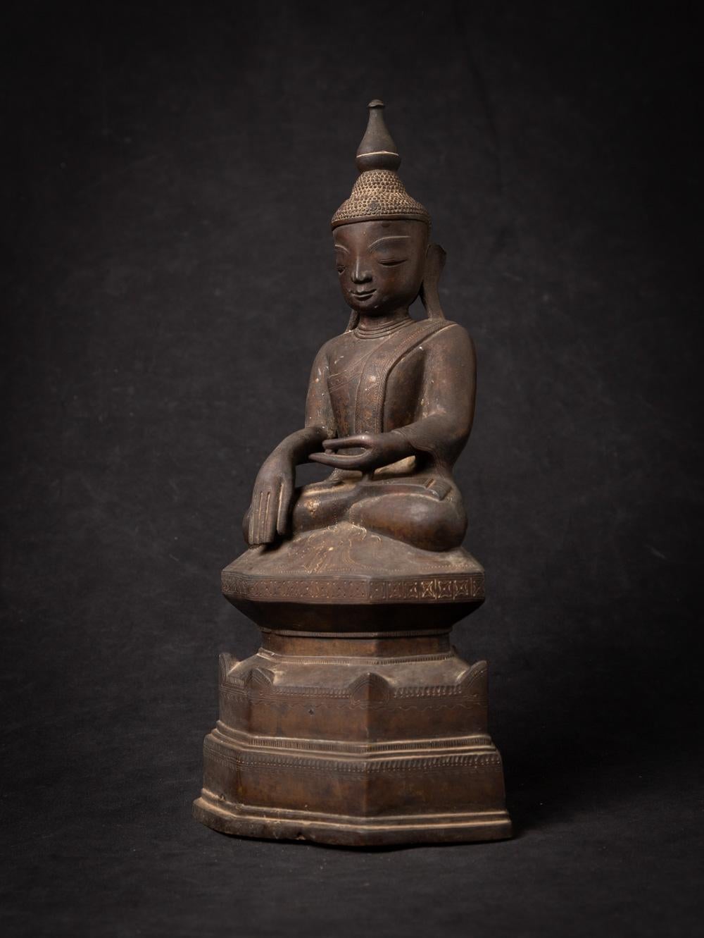 This 18th century Antique bronze Burmese Buddha statue
 is a truly unique and special collectible piece. Standing at 34,3 cm high, 17,1 cm wide, and 11,8 cm deep, it is made of bronze, adding to its beauty and value. The intricate details on the