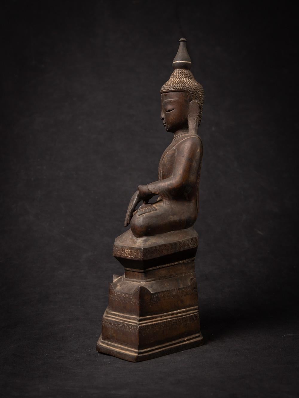 18th century Antique bronze Burmese Buddha statue from Burma In Good Condition For Sale In DEVENTER, NL
