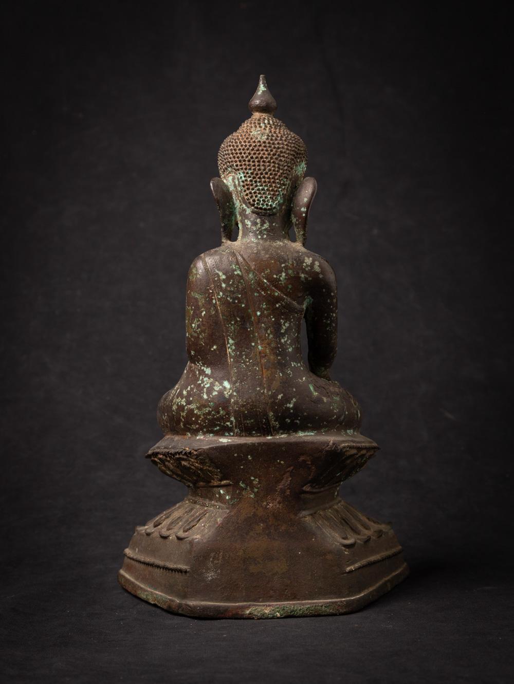 XVIIIe siècle et antérieur statue de Bouddha birman du 18e siècle en bronze ancien provenant de Birmanie en vente