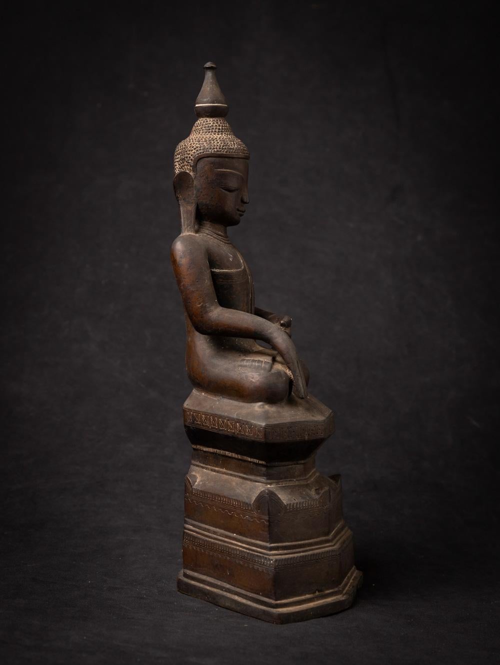 Bronze 18th century Antique bronze Burmese Buddha statue from Burma For Sale