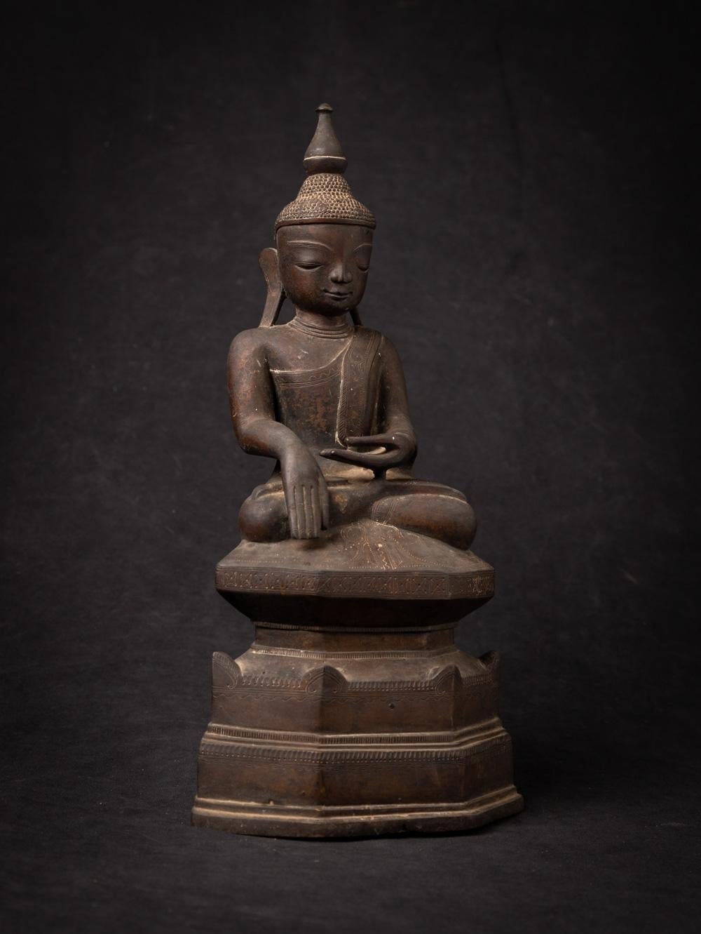 18th century Antique bronze Burmese Buddha statue from Burma For Sale 1