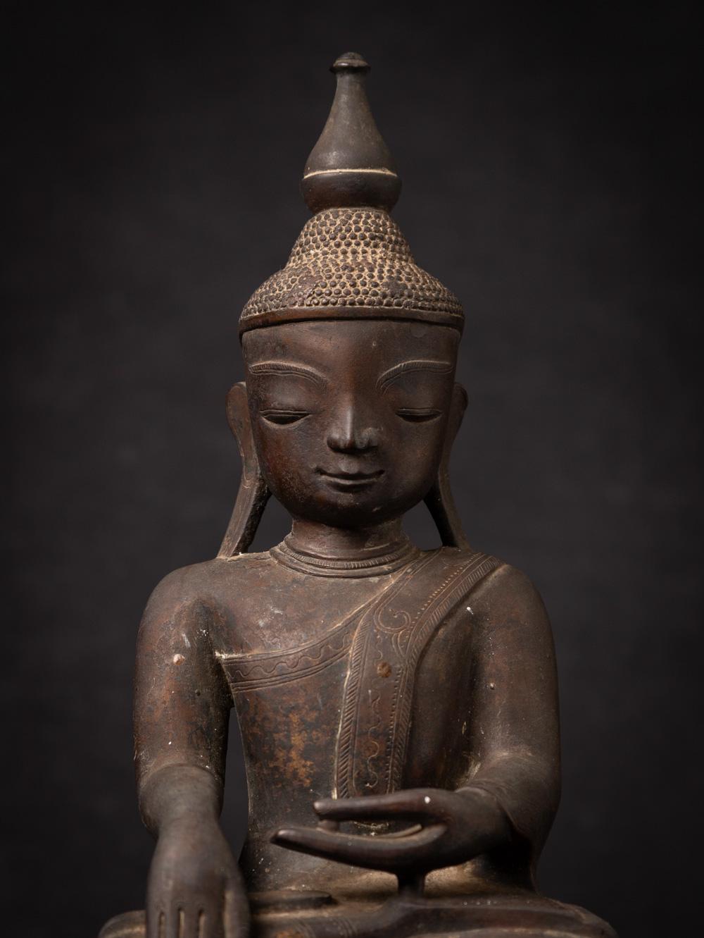 18th century Antique bronze Burmese Buddha statue from Burma For Sale 2