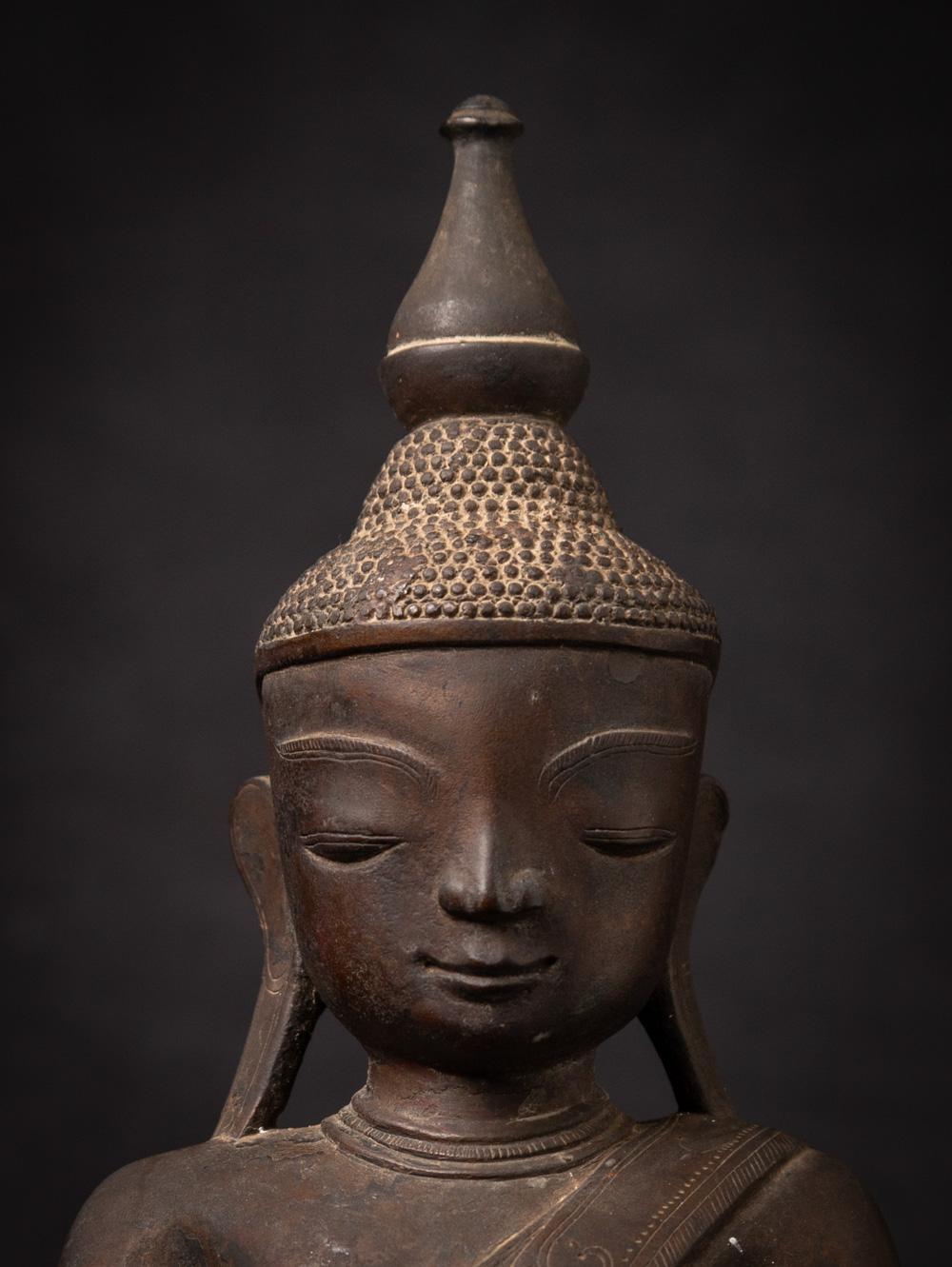 18th century Antique bronze Burmese Buddha statue from Burma For Sale 3