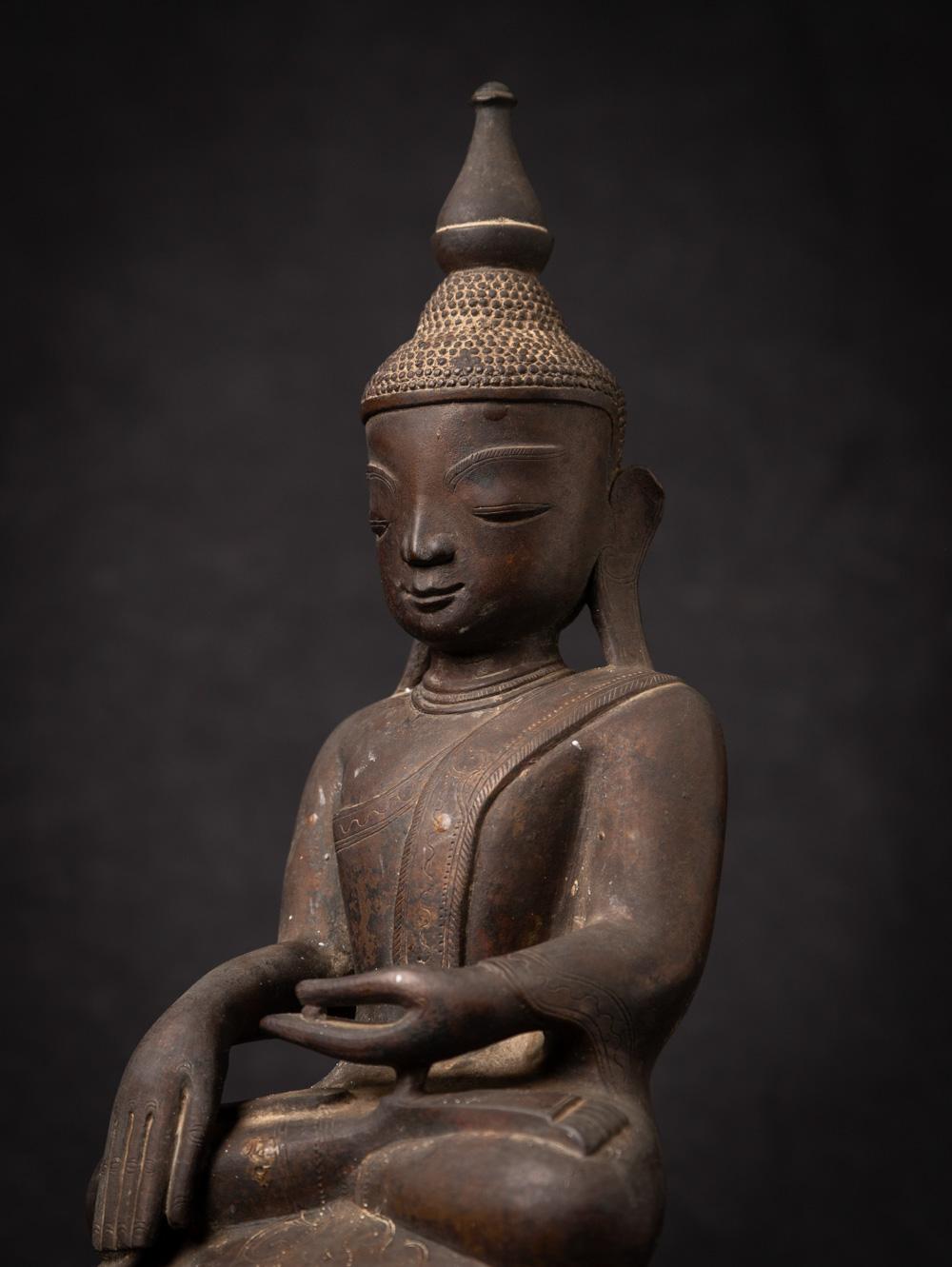 18th century Antique bronze Burmese Buddha statue from Burma For Sale 4
