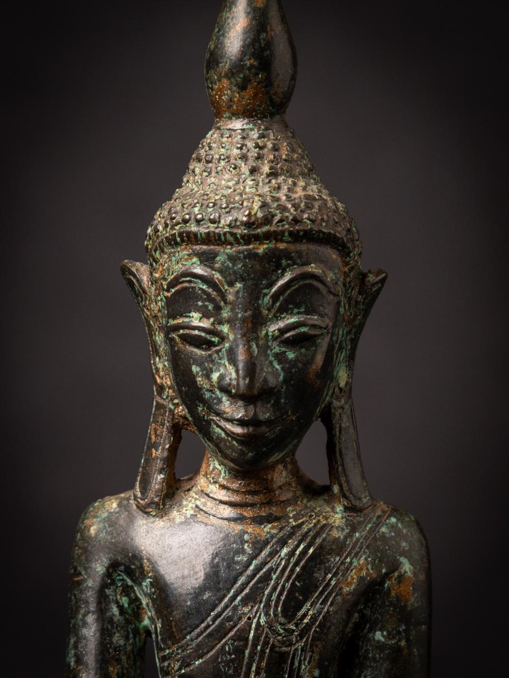 Antike burmesische Buddha-Statue aus Bronze aus dem 18. Jahrhundert in Bhumisparsha Mudra im Angebot 5