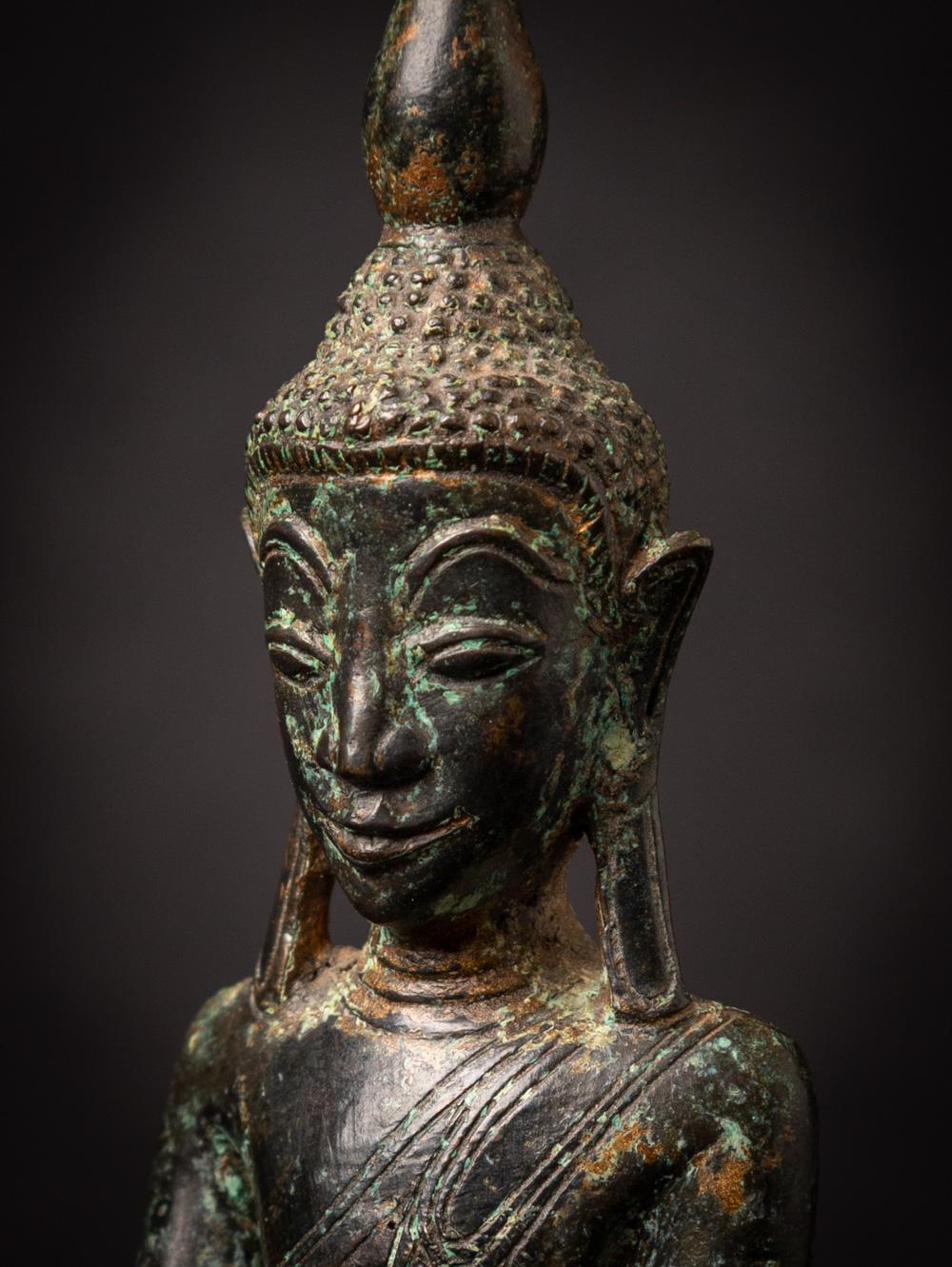 Antike burmesische Buddha-Statue aus Bronze aus dem 18. Jahrhundert in Bhumisparsha Mudra im Angebot 7
