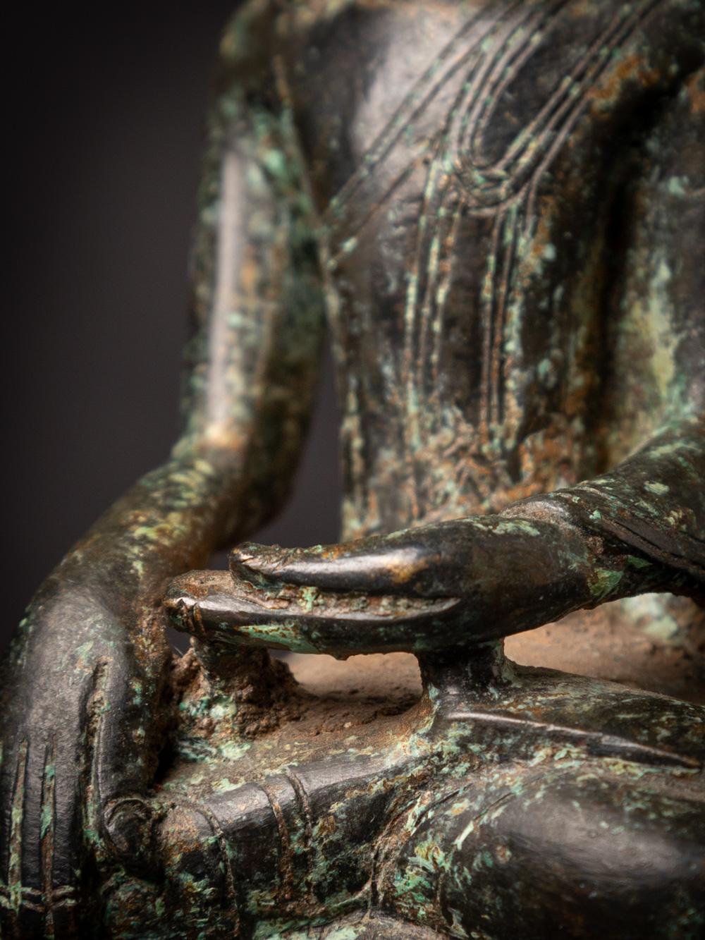 Antike burmesische Buddha-Statue aus Bronze aus dem 18. Jahrhundert in Bhumisparsha Mudra im Angebot 13