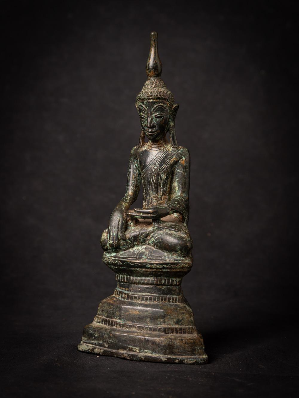 Diese antike burmesische Buddha-Statue aus Bronze ist ein bemerkenswertes Stück Kunstfertigkeit und Spiritualität. Sie ist aus Bronze im Shan-Stil (Tai Yai) gefertigt und hat eine Höhe von 22,8 cm, eine Breite von 9,6 cm und eine Tiefe von 7 cm. Die
