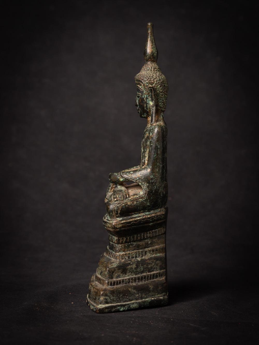 18th century antique bronze Burmese Buddha statue in Bhumisparsha Mudra In Good Condition For Sale In DEVENTER, NL