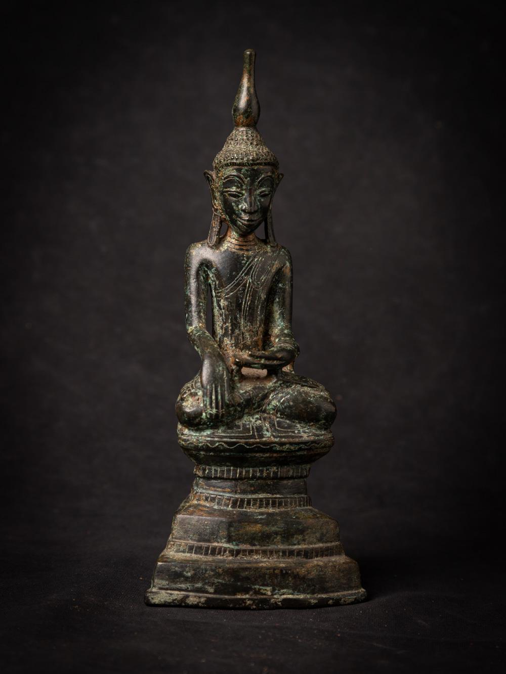 Antike burmesische Buddha-Statue aus Bronze aus dem 18. Jahrhundert in Bhumisparsha Mudra im Angebot 1