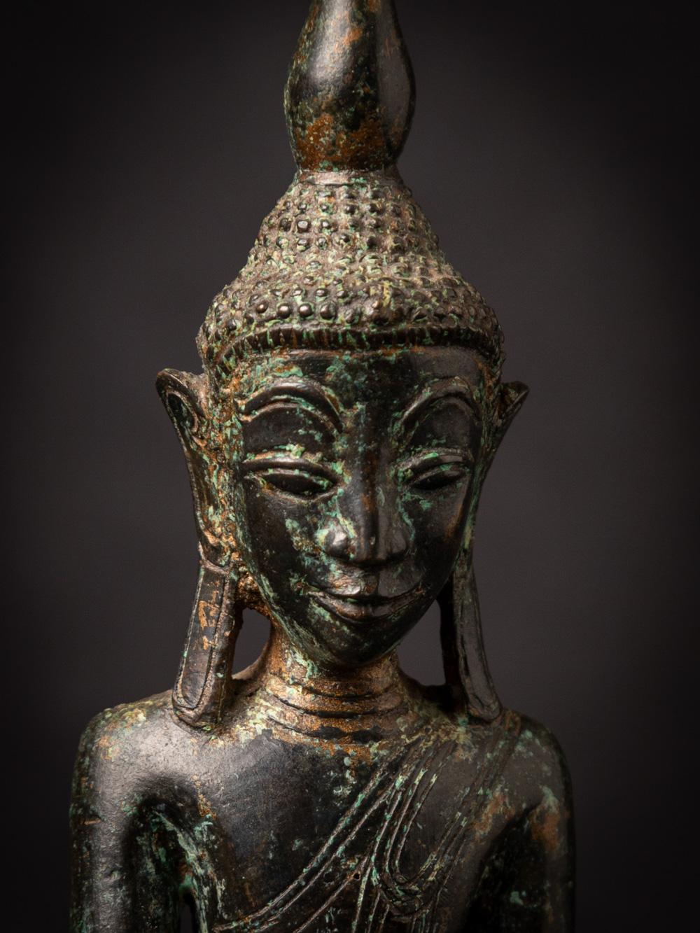 18th century antique bronze Burmese Buddha statue in Bhumisparsha Mudra For Sale 3