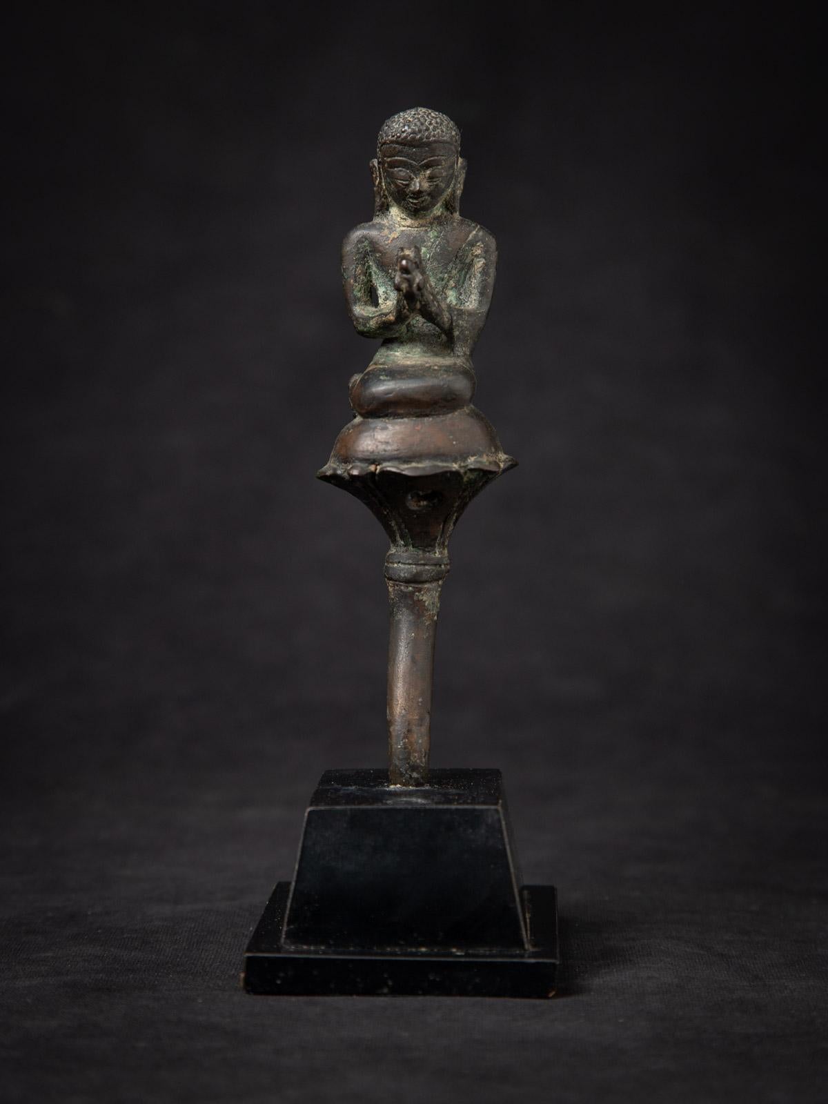 Statue de moine birman en bronze antique

Matière : bronze
19,9 cm de haut
7 cm de large et 9,3 cm de profondeur
Le style Ava
Namaskara mudra
18ème siècle
Poids : 434 grammes
Originaire de Birmanie (Myanmar)