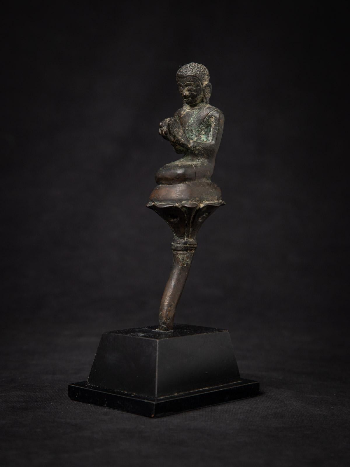 XVIIIe siècle et antérieur statue de moine birman en bronze ancien du 18ème siècle - Bouddhas originaux en vente