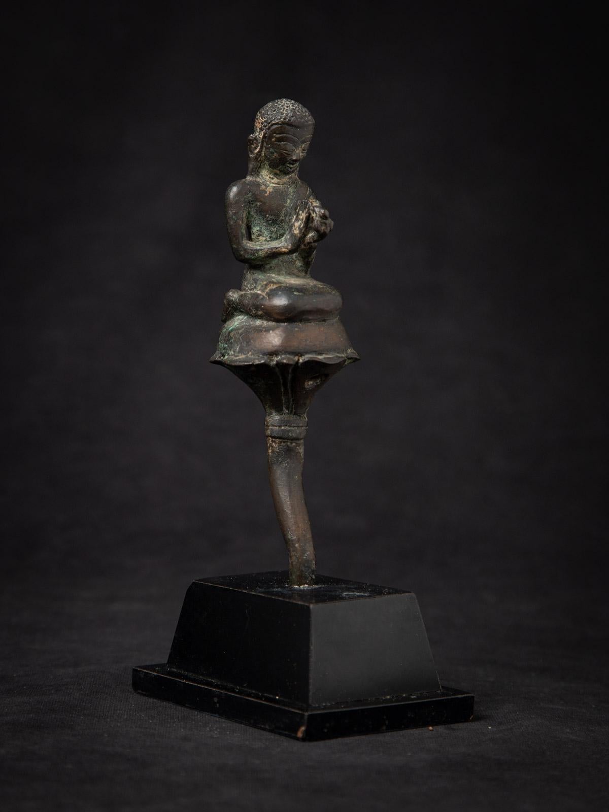 statue de moine birman en bronze ancien du 18ème siècle - Bouddhas originaux en vente 1