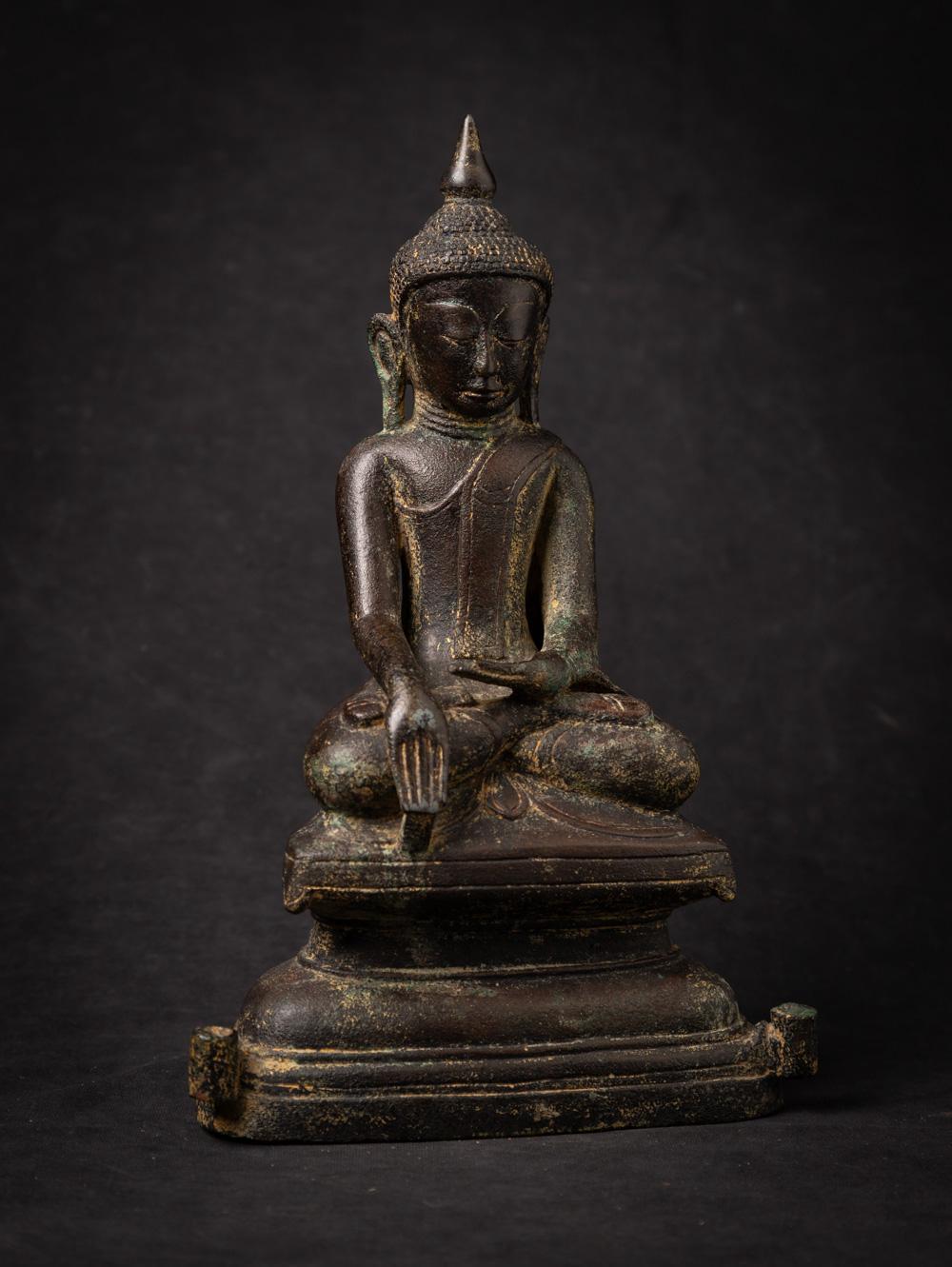 This antique bronze Buddha statue is a truly unique and special collectible piece. Standing at 30,2 cm high, 19,1 cm wide and 9,5 cm deep, it is made of bronze and it weighs 3,26 kgs. The intricate details on the statue are with traces of 24 krt