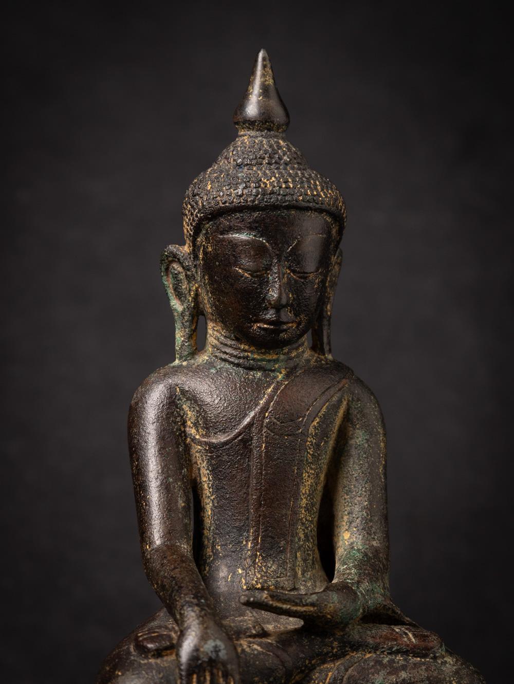 18th century Antique bronze Burmese Shan Buddha statue from Burma In Good Condition For Sale In DEVENTER, NL
