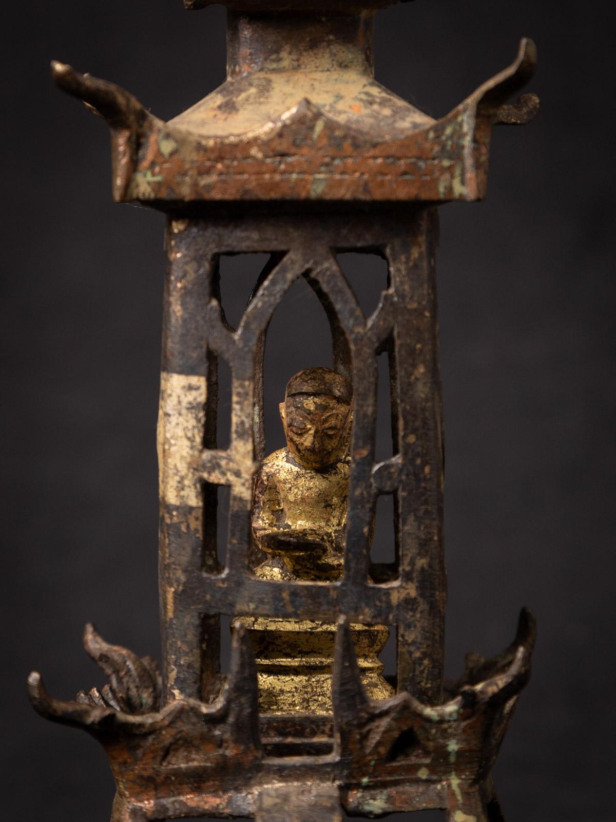 Antique bronze Burmese Shan shrine
Material : bronze
30,9 cm high
9,2 cm wide and 10,5 cm deep
With traces of 24 krt. gilding
Shan (Tai Yai) style
18th century
With a bronze Monk statue inside the shrine
Weight: 970 grams
Originating from Burma
Nr: