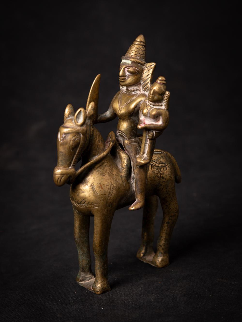 Antique bronze horse with rider from India
Material : bronze
15,3 cm high
6 cm wide and 10 cm deep
18th century
Weight: 645 grams
Originating from India
Nr: 3817-3