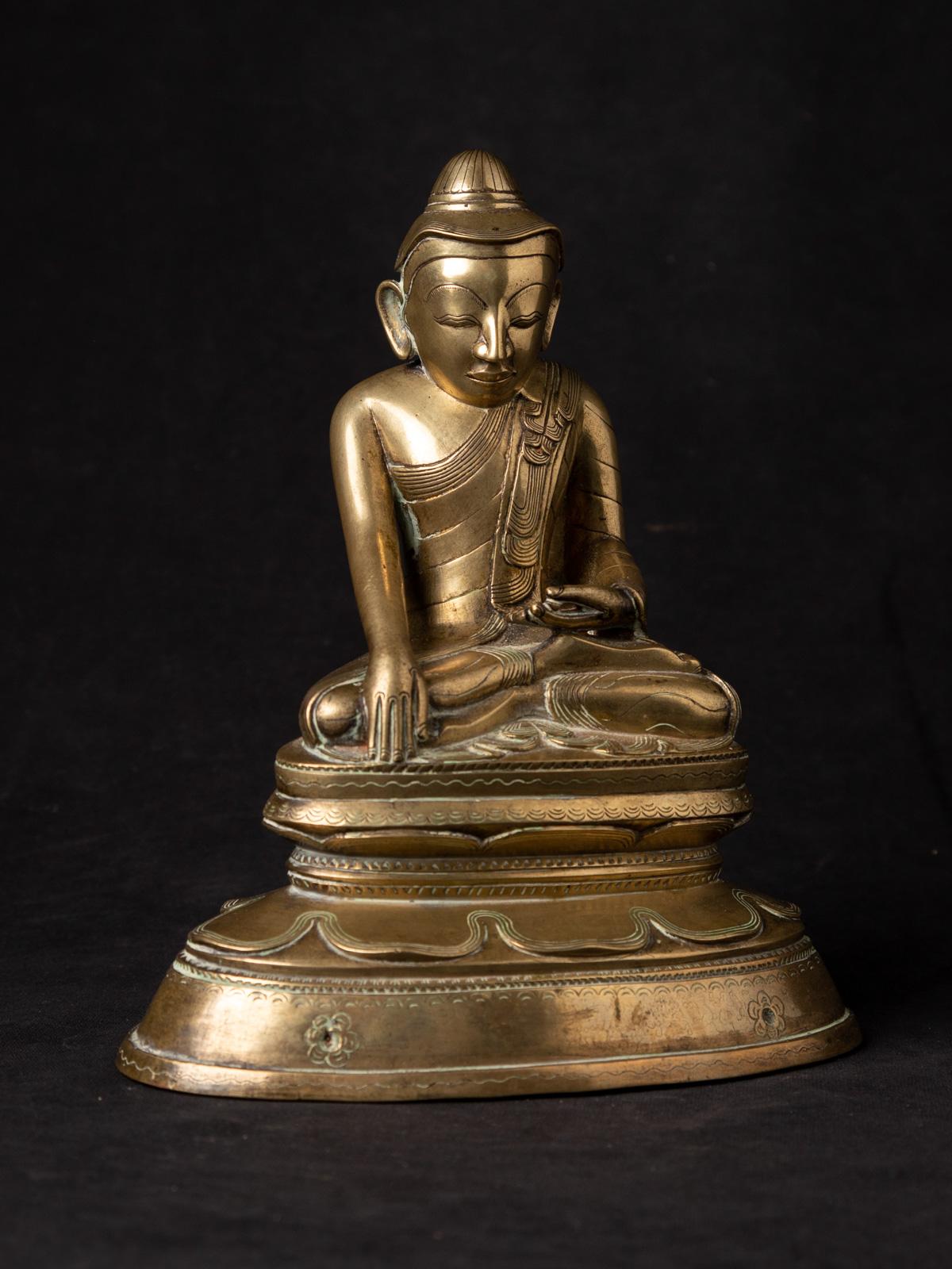 Antique bronze Lotus Buddha statue
Material : bronze
21,3 cm high
18,4 cm wide and 11,3 cm deep
Is also being called 
