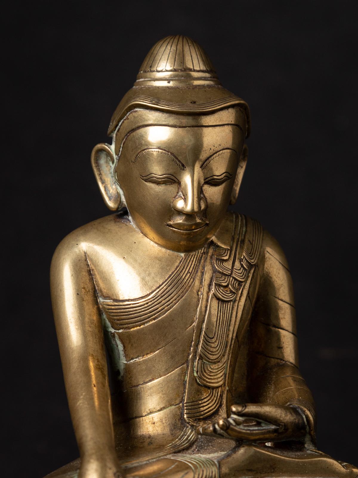 Thai 18th century Antique bronze Lotus Buddha statue from Burma For Sale