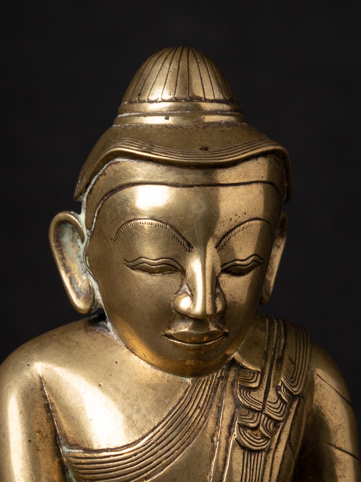 18th century Antique bronze Lotus Buddha statue from Burma In Good Condition For Sale In DEVENTER, NL