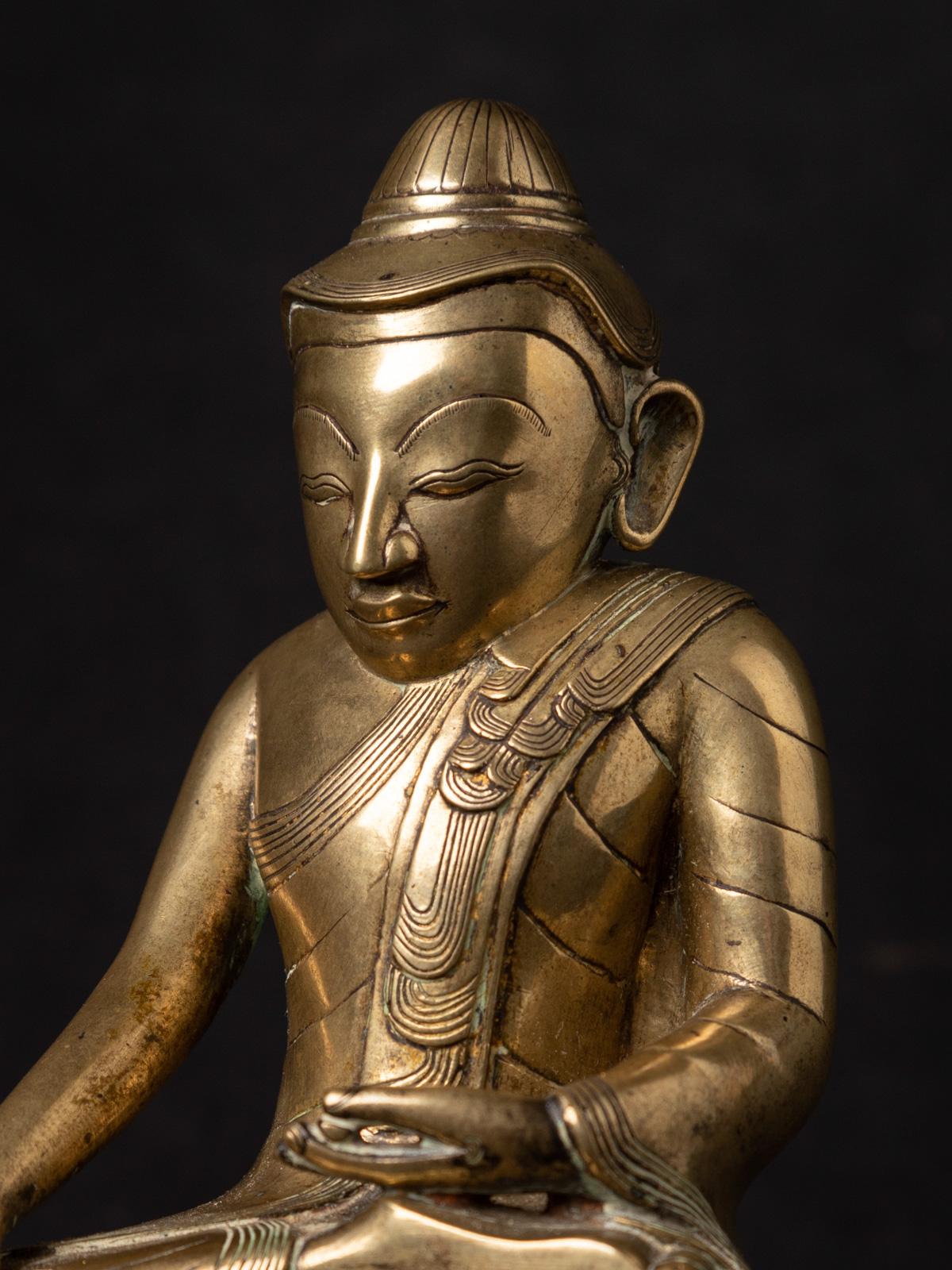 18th century Antique bronze Lotus Buddha statue from Burma For Sale 1