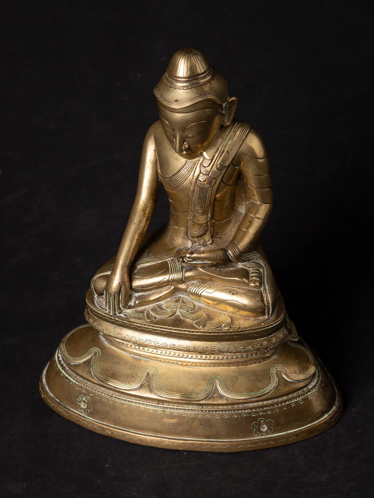 18th century Antique bronze Lotus Buddha statue from Burma For Sale 3